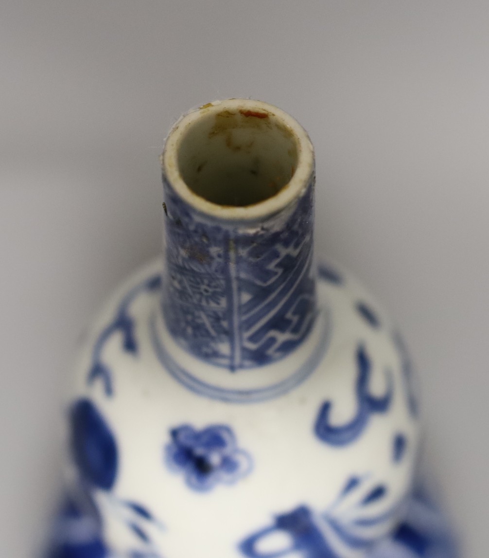 A Chinese blue and white double gourd vase, 23cm